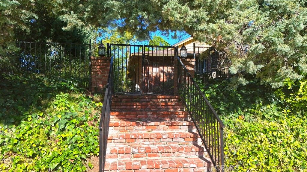 Photo of 23421 AETNA Street, Woodland Hills, CA 91367 (MLS # SR25274798)