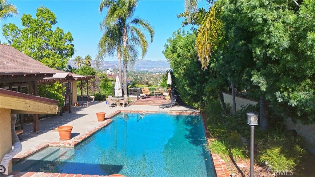 Photo of 23421 AETNA Street, Woodland Hills, CA 91367 (MLS # SR25274798)