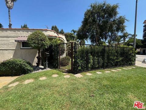 Photo of 4804 Bellflwoer Avenue, North Hollywood, CA 91601 (MLS # 25613555) Photo of 4804 Bellflwoer Avenue, North Hollywood, CA 91601 (MLS # 25613555)