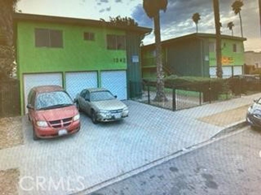 { 2 BDR 1 BATH } GROUND LVL UNIT OF A 16 UNIT BUILDING IN HARBOR CITY.  LRG LIVING ROOM + DINING OFF KITCHEN.  1 CAR GARAGE + 1 SPCACE FOR PARKING + COMMUNITY LAUNDRY ROOM.  CLOSE TO SCHOOLS, SHOPPING & 110 FWY.