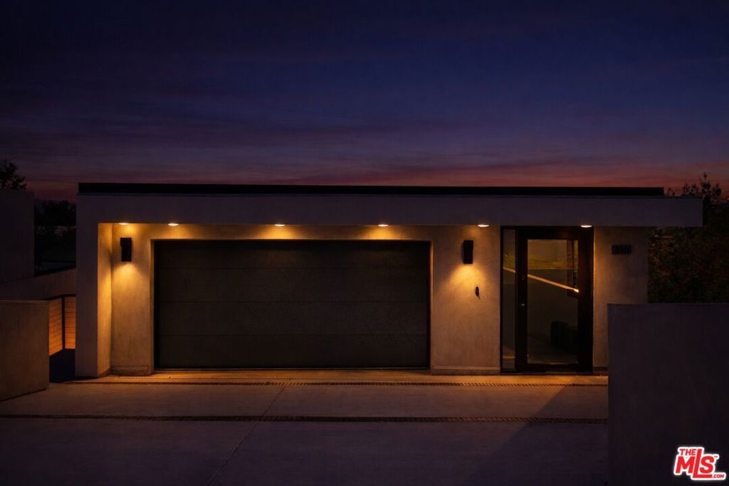 Photo of 5130 Medina Road, Woodland Hills, CA 91364 (MLS # 26669299)