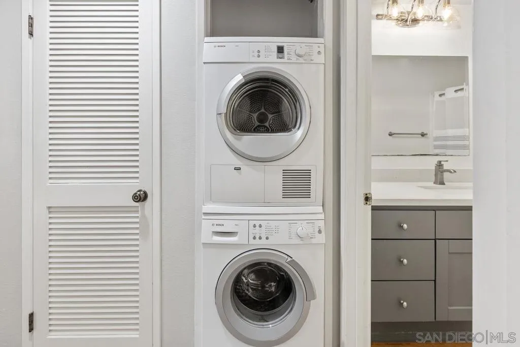 La Jolla, California 92037, United States, 2 Bedrooms Bedrooms, ,2 BathroomsBathrooms,Residential,Active,254076