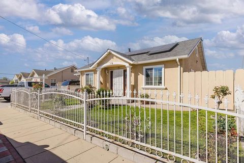 Photo of 15 Rincon Avenue, Salinas, CA 93905 (MLS # ML82053970)