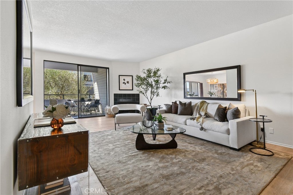 13331 Moorpark 223