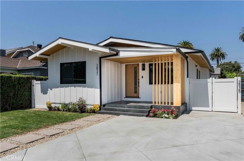 Photo of 2837 S Palm Grove Avenue, Los Angeles, CA 90016 (MLS # BB26173114)