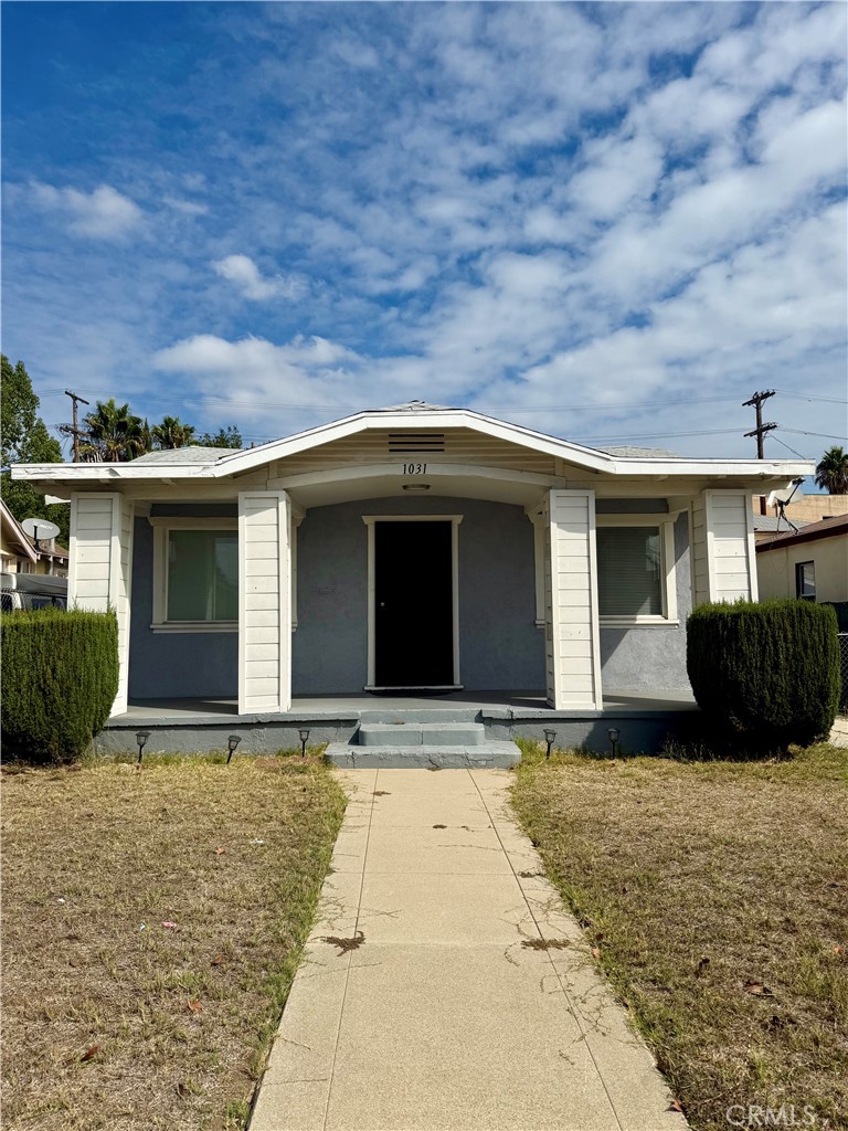 A charming and well-maintained 2-bedroom, 1-bathroom homelocated in the heart of Los Angeles. This property offers a bright and open living space, perfect for comfortable everyday living. Enjoy the convenience of a spacious kitchen, washer and dryer hookups, and ample storage throughout. The highlight of this home is the expansive backyard, ideal for entertaining, relaxing, or gardening. With its central location, you’ll have easy access to freeways, shopping, dining, and public transportation.