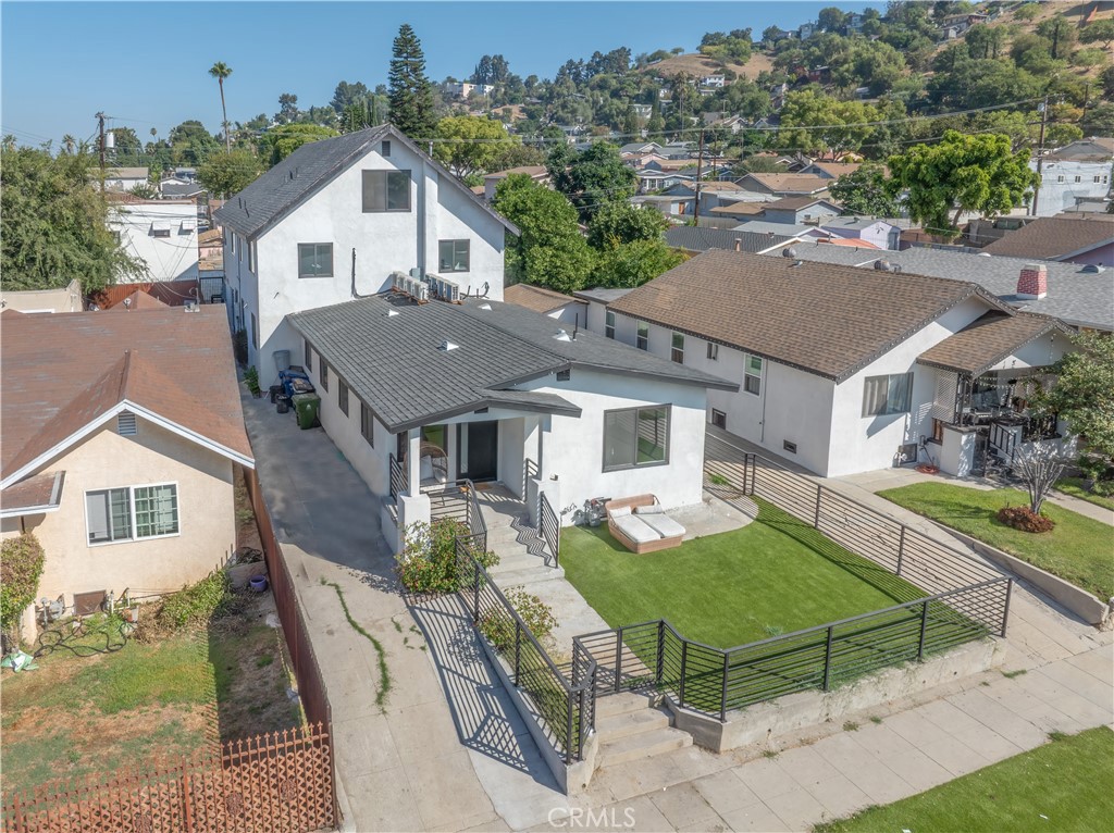 Welcome to your stylish, fully furnished sanctuary in the heart of Eagle Rock—a sleek modern-minimalist duplex unit offering 5 bedrooms and 3 bathrooms, thoughtfully designed for comfort and convenience.
Interior Features
Spacious layout with five bright bedrooms—perfect for roommates, families, home offices, or creative spaces.
Three full bathrooms featuring clean, contemporary finishes, including frameless glass showers and modern fixtures.
Open-concept living/dining area with minimalist furnishings, polished wood-style flooring, and abundant natural light.
Kitchen outfitted with stainless-steel appliances, streamlined cabinetry, and quartz countertops—ideal for both casual meals and entertaining.
Fully furnished throughout: curated pieces that blend simplicity and style for an effortlessly chic atmosphere.
Urban Lifestyle & Outdoor Appeal
Just steps to the LA River bike path—a paradise for morning rides, leisurely strolls, and weekend adventures.
Walkable, bikeable location with an exceptional Walk Score, bringing groceries, cafes, boutiques, and more right to your doorstep.