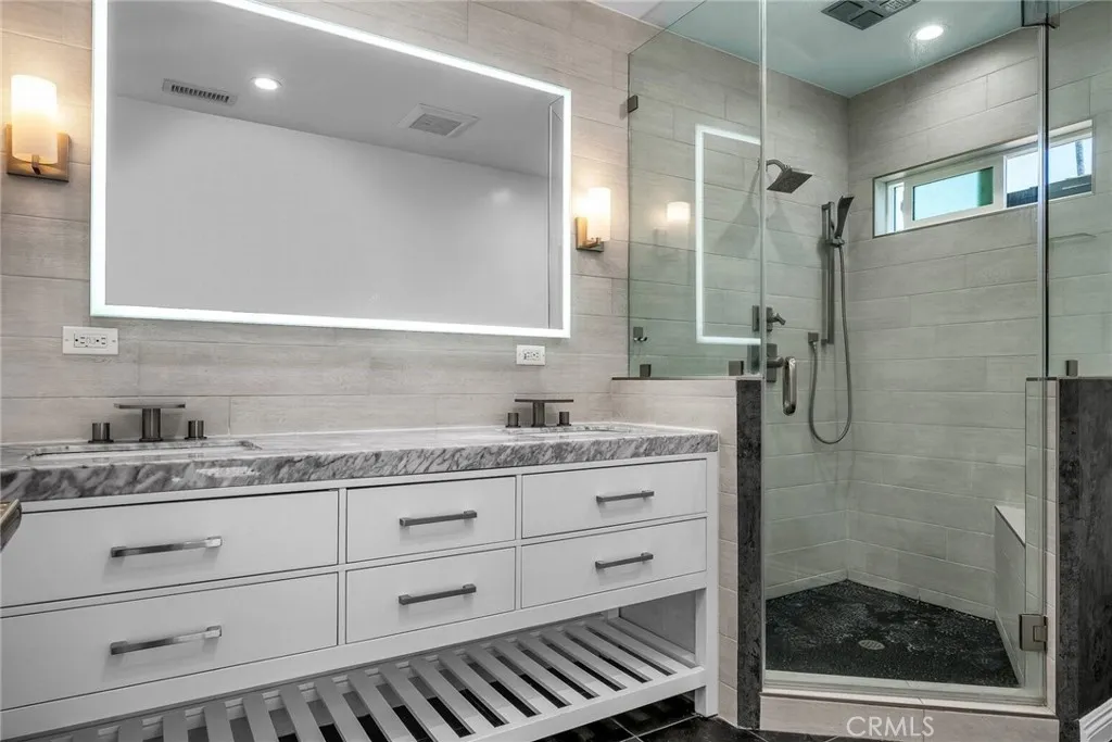 Encino, California 91316, United States, 4 Bedrooms Bedrooms, ,3 BathroomsBathrooms,Residential,Active,164511