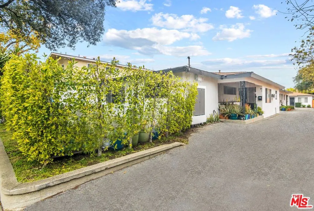 Pasadena, California 91107, United States, 8 Bedrooms Bedrooms, ,6 BathroomsBathrooms,Residential,Contingent,90406