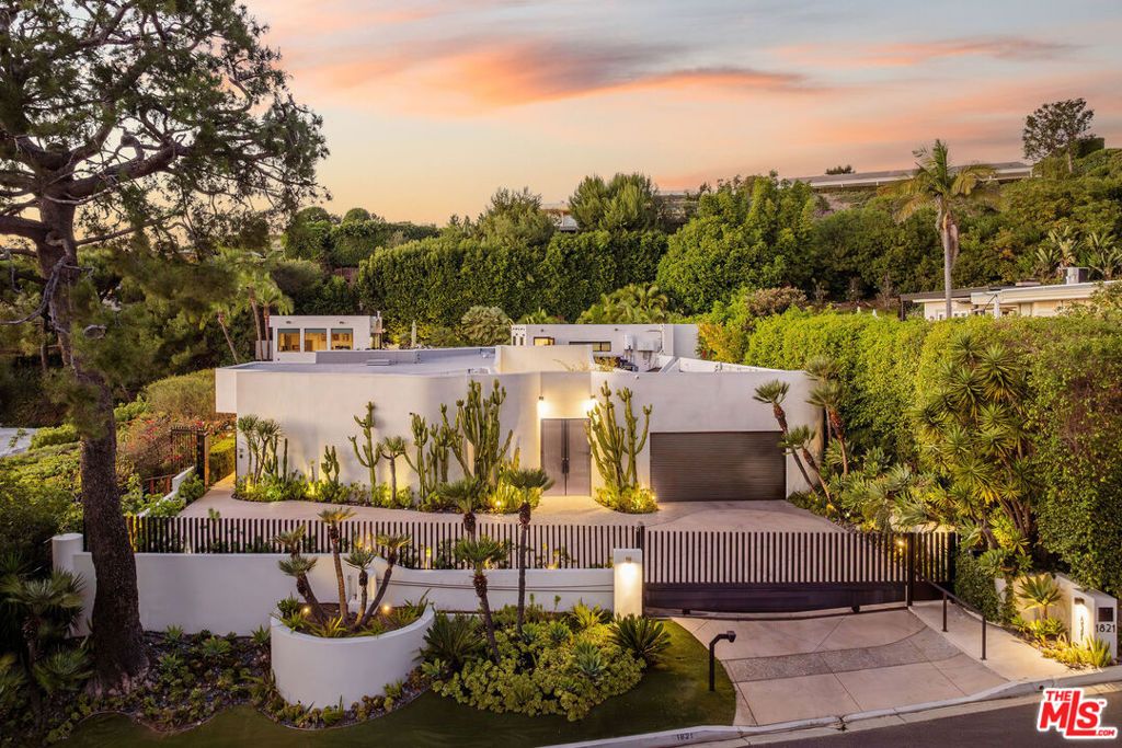 Photo of 1821 Loma Vista Drive, Beverly Hills, CA 90210 (MLS # 26641511)