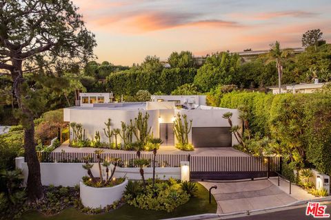 Photo of 1821 Loma Vista Drive, Beverly Hills, CA 90210 (MLS # 26641511)