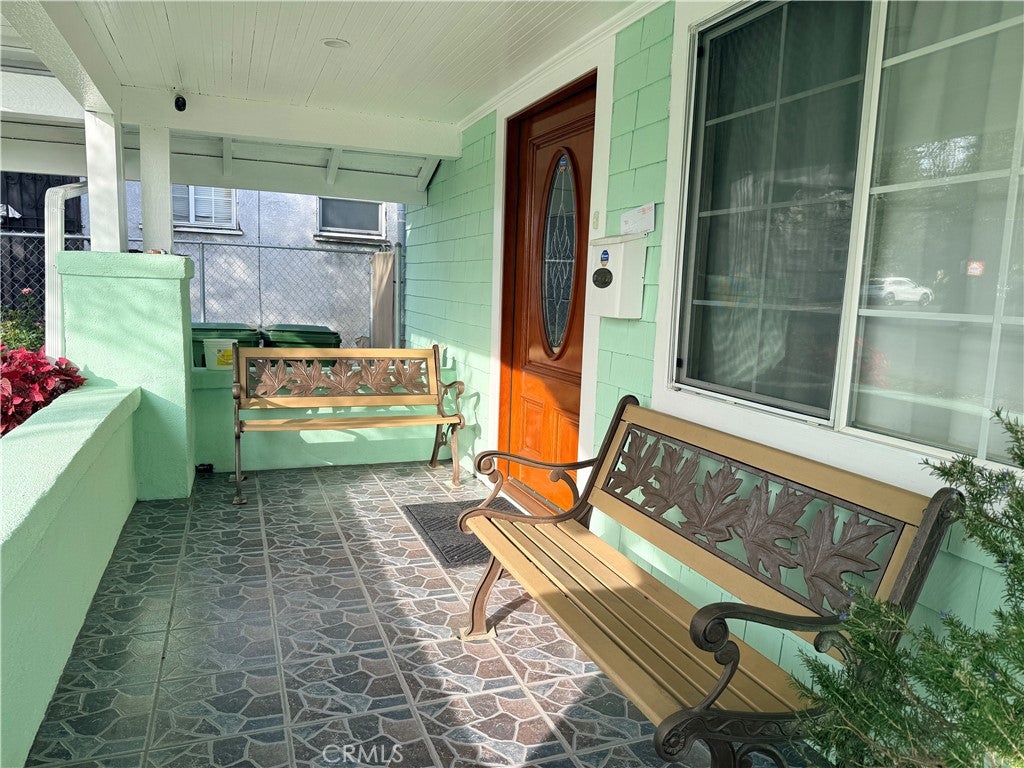 Photo of 2656 Cimarron Street, Los Angeles, CA 90018 (MLS # SR26030742)
