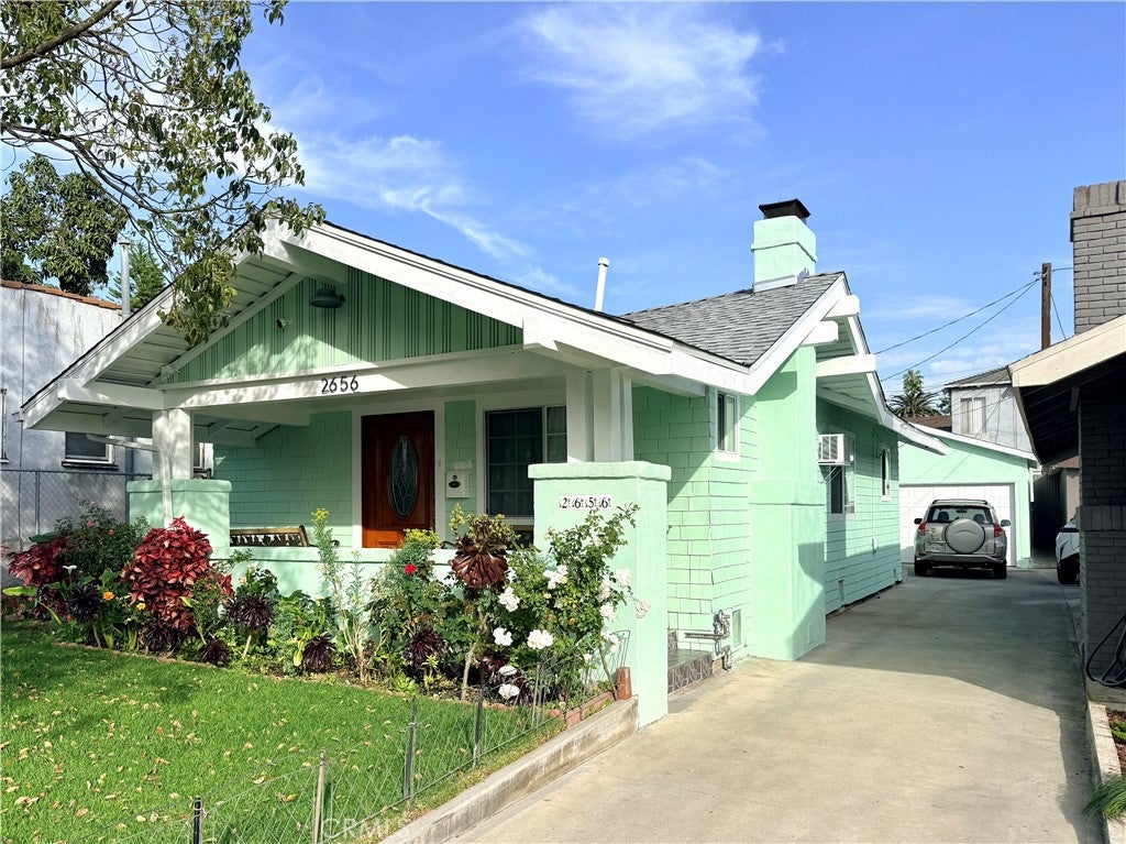 Photo of 2656 Cimarron Street, Los Angeles, CA 90018 (MLS # SR26030742)