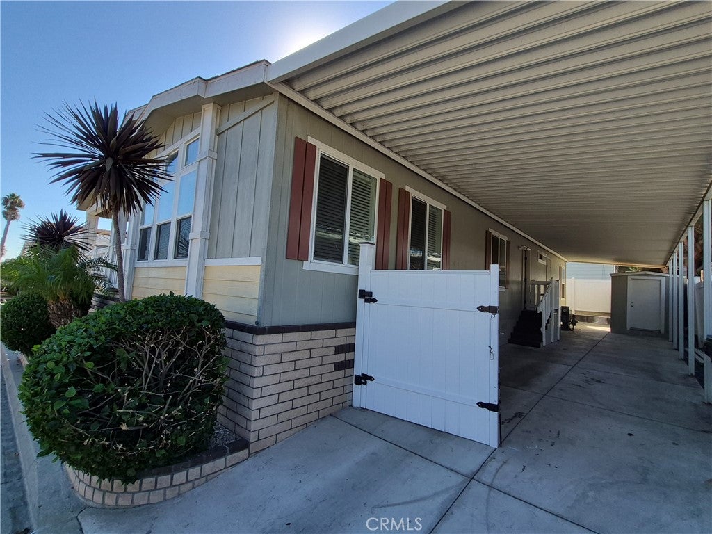 2601 E Victoria Street 14