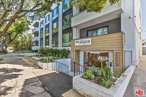 Photo of 821 3rd St St #209, Los Angeles, CA 90403 (MLS # 25625669)