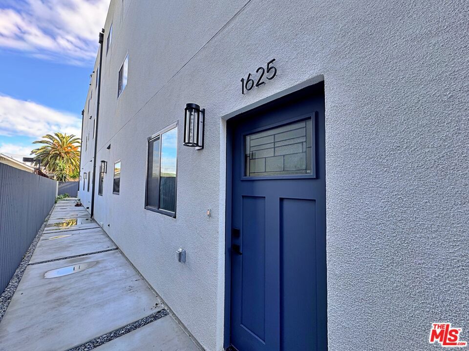 1625 W 37th Place