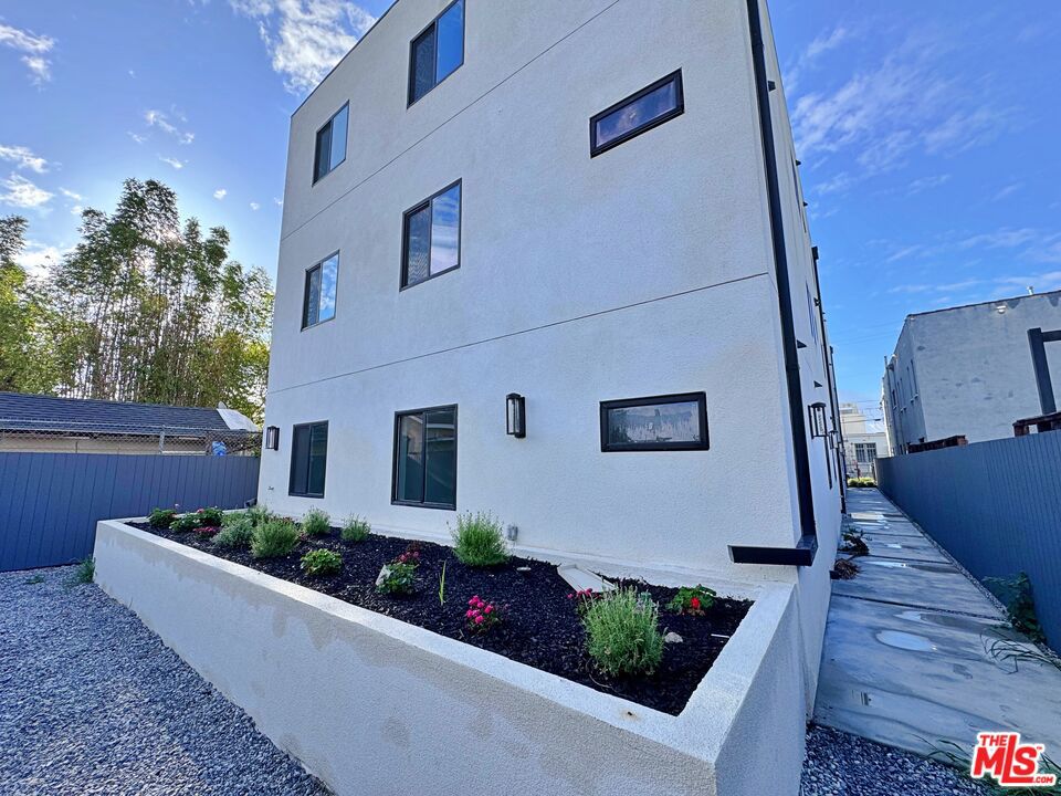 1625 W 37th Place