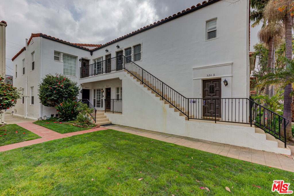 Available Now! Welcome to 320#B Reeves Dr - incredible location in Beverly Hills - just one block south of Beverly Drive. This unit has all of the bells & whistles you need - spacious 2 bedroom 2 bathroom unit, WASHER & DRYER IN UNIT, central A/C & heat, ground floor unit. The unit comes with 1 spot parking in the back, and there is very easy street parking as well for a second car. Right around the corner from Beverly Drive! Walking distance to all of your favorite shops and restaurants, schools, parks, etc. Pets allowed.