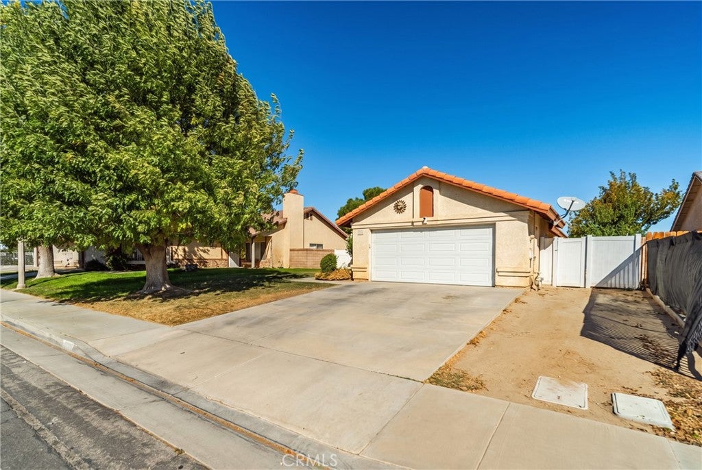 2811 E La Vida Drive