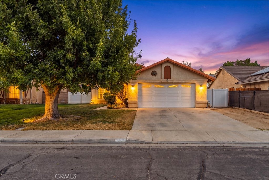 2811 E La Vida Drive