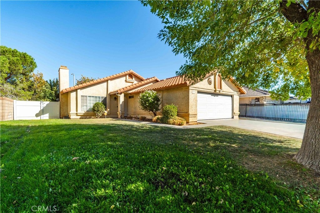 2811 E La Vida Drive