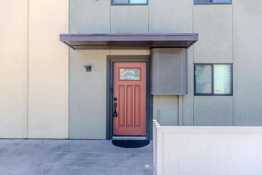 3206 Admiralty Lane