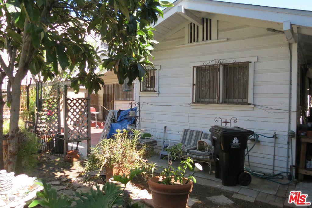 5427 La Mirada Avenue