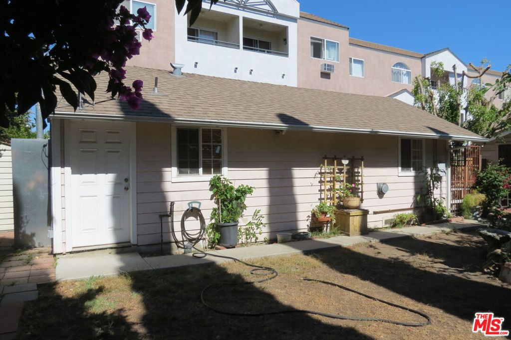 5427 La Mirada Avenue