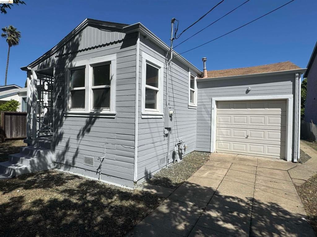 Photo of 220 13Th St St, Vallejo, CA 94590 (MLS # 41131336)