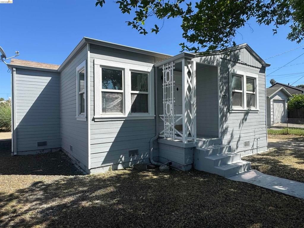 Photo of 220 13Th St St, Vallejo, CA 94590 (MLS # 41131336)