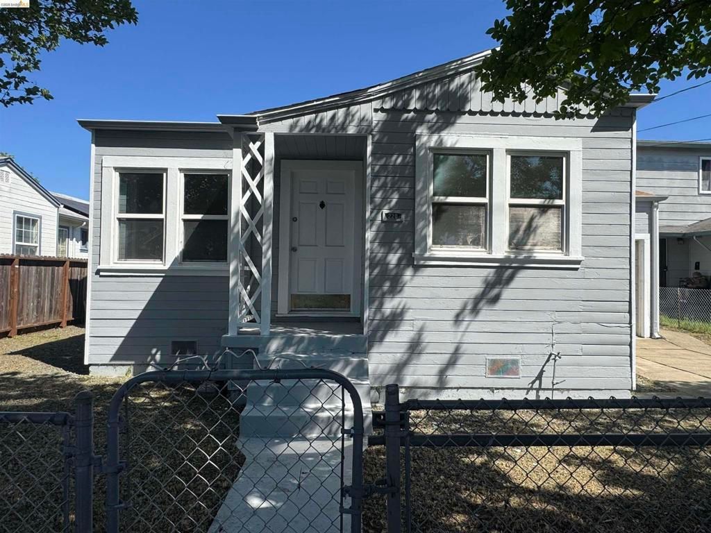 Photo of 220 13Th St St, Vallejo, CA 94590 (MLS # 41131336)