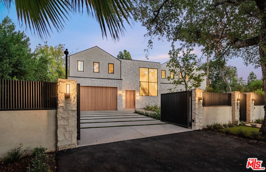 Photo of 5064 Encino Avenue, Encino, CA 91316 (MLS # 25627515)