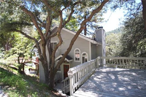 Photo of 319 Dorn Drive, Crestline, CA 92325 (MLS # CV25108895)