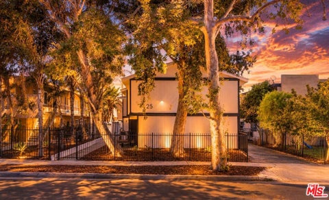 Photo of 11425 Tiara Street, Los Angeles, CA 91601 (MLS # 26948855)