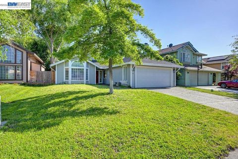 Photo of 10 Fig Leaf Ct Ct, Sacramento, CA 95838 (MLS # 41132613)