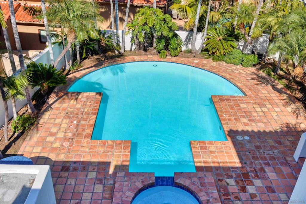 2320 Camino del Collado