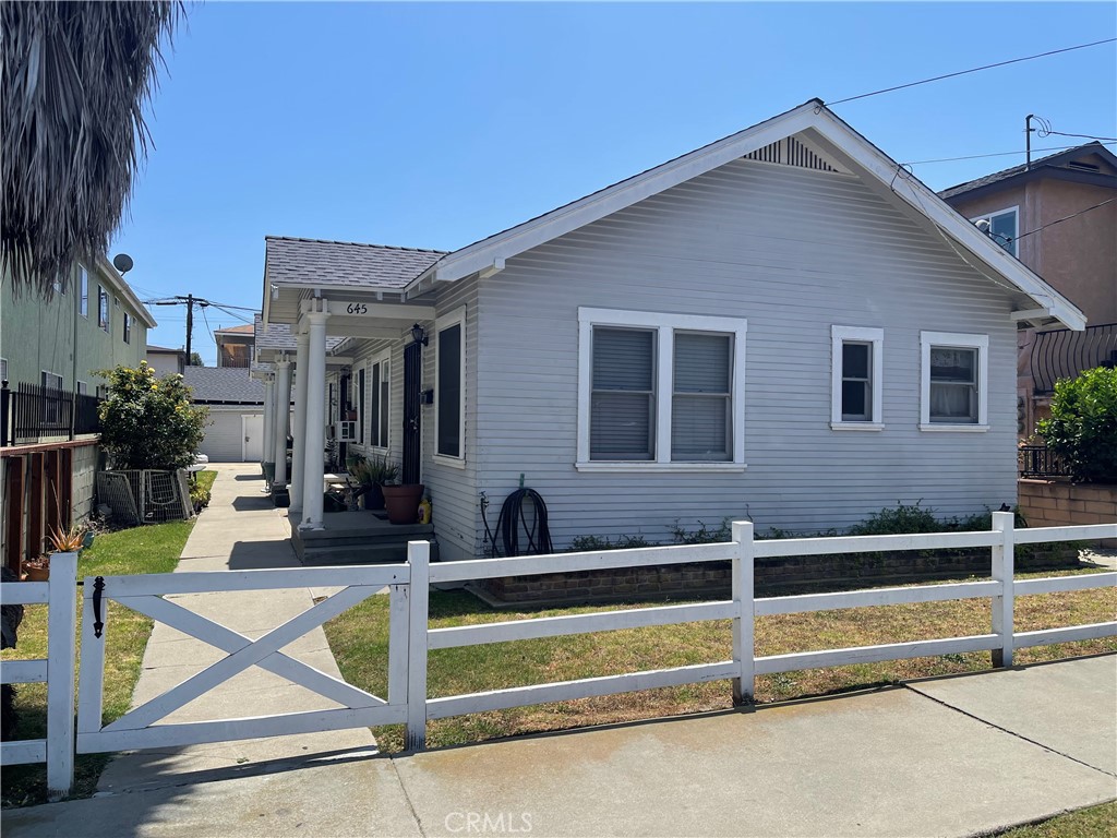 Nice looking 3 bungalow style units with 3 detached garages. New roof recently installed and Electrical has been upgraded. Each unit has its own service porch with laundry hookups. Below market rents provides for future upside potential. Short distance to Marina and West Harbor waterfront development.