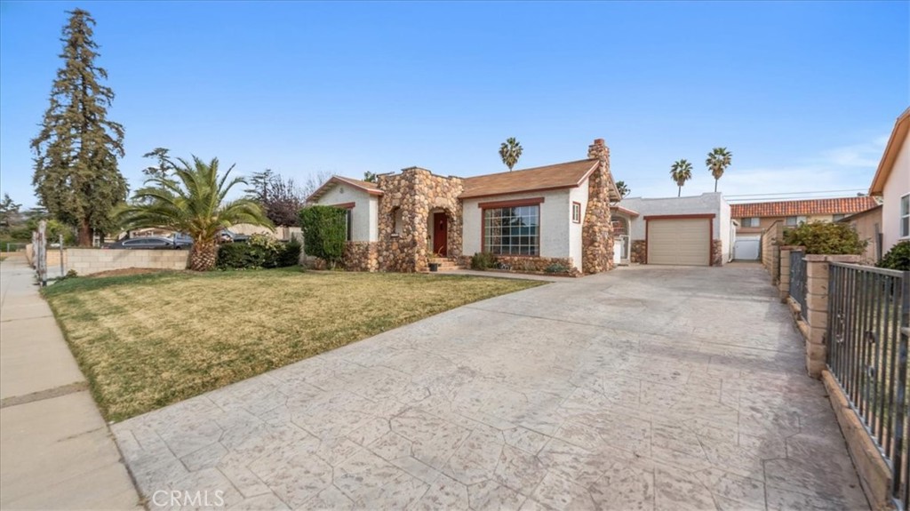 Main image without alt text