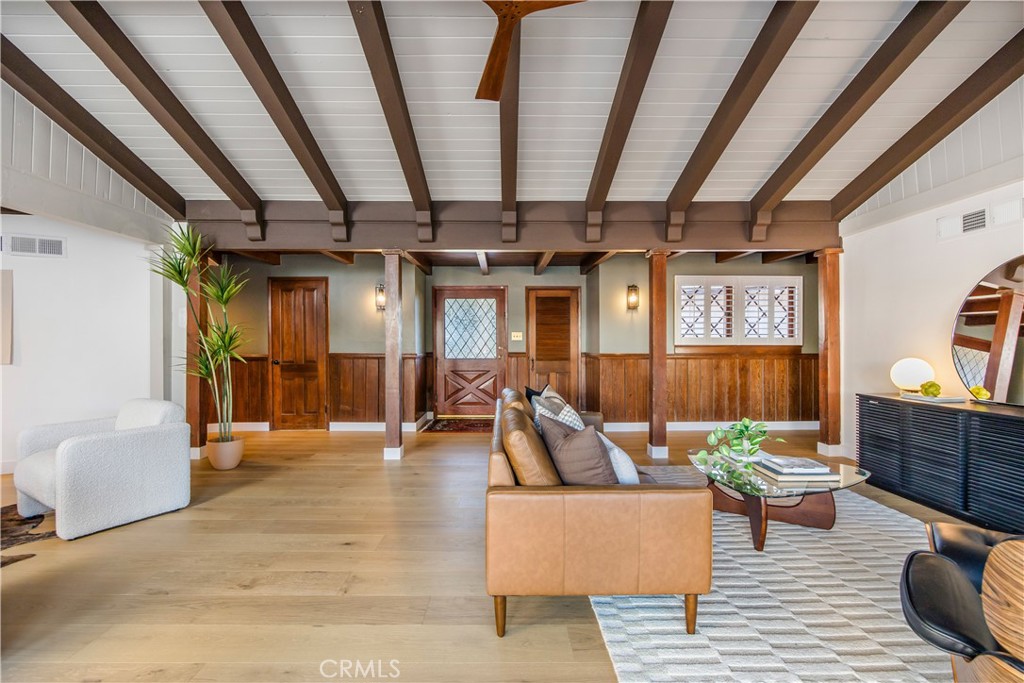 1430 La Perla Ave
