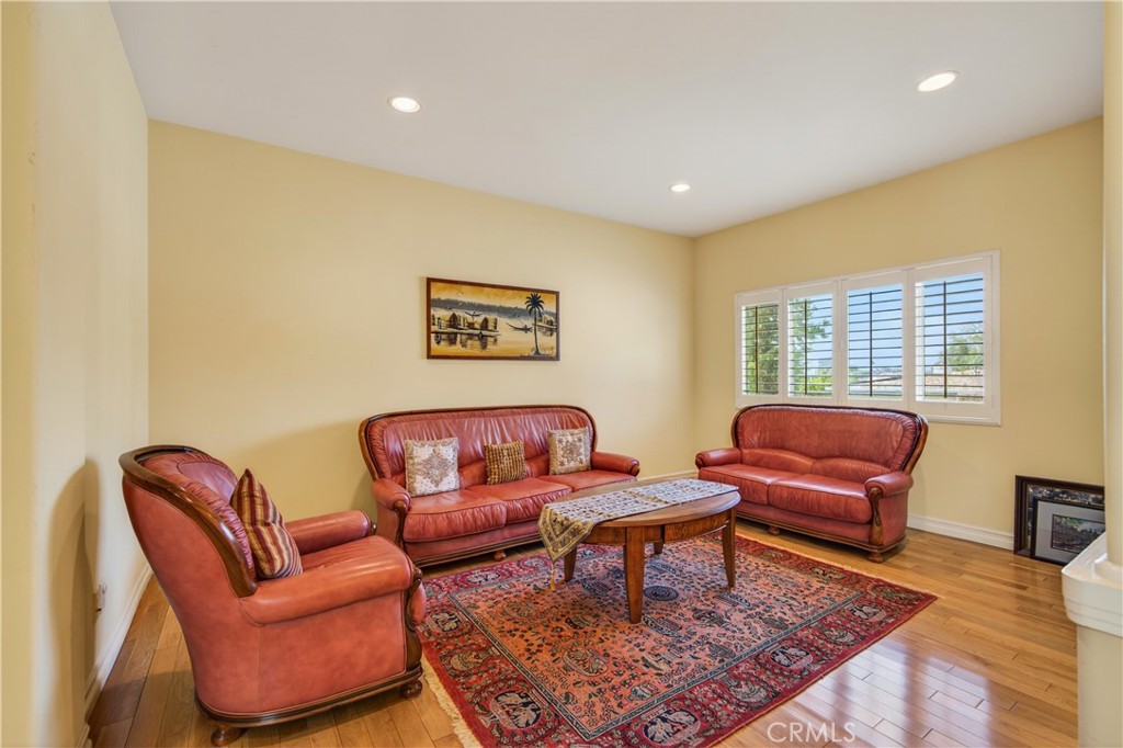 3216 E Mobeck