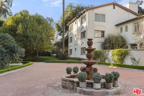 Photo of 906 Benedict Canyon Drive, Beverly Hills, CA 90210 (MLS # 26645217)