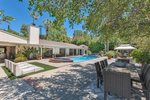 Photo of 4445 Portico PL, Encino, CA 91316 (MLS # SR26099539)