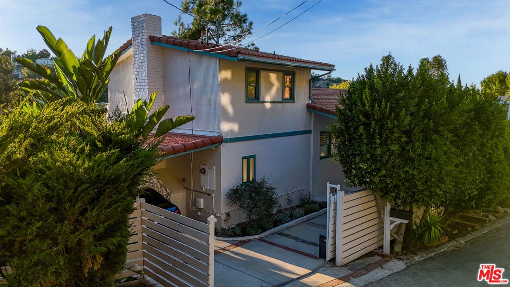 Photo of 4305 Saltillo Street, Woodland Hills, CA 91364 (MLS # 25608337)