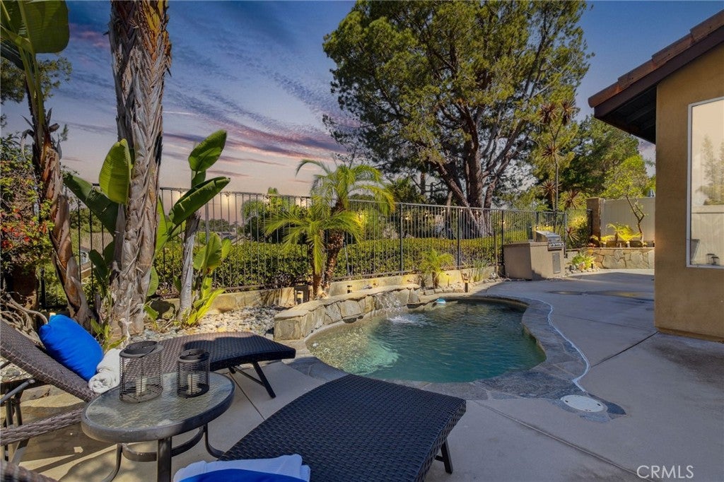 33 Coppercrest