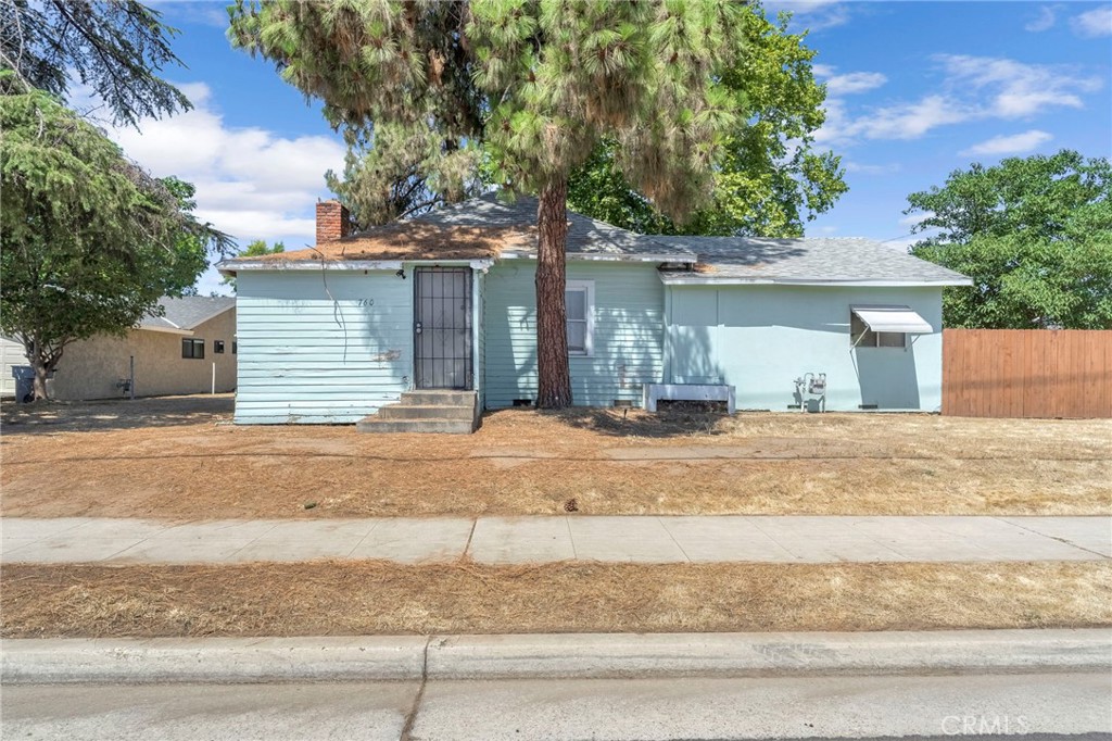 Discover the potential at 760 Sunnyside Avenue in Clovis. This property features a 3-bedroom, 1-bathroom home with approximately 1,075 sq. ft. of living space, situated on a spacious 43,560 sq. ft. lot (1 acre). The expansive lot offers room to grow, with space for possible additions, outdoor living, or recreational use. Located in a desirable area with easy access to local amenities, this is a great opportunity for homeowners or investors alike. Don't miss your chanceschedule a showing today!