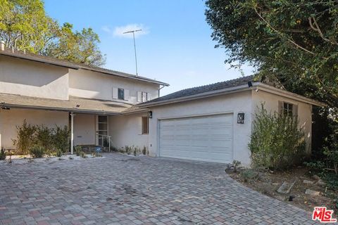 Photo of 2612 S Beverly Drive, Los Angeles, CA 90034 (MLS # 26829779)