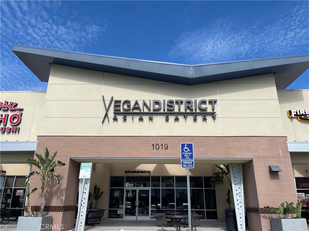Located in a prime shopping center in Anaheim, just minutes to both Disneyland and Knott’s Berry Farm, this restaurant space comes fully built out and ready to be taken over! Not only does it feature a welcoming dining space, but the spacious kitchen is well-equipped with a wok station, walk-in fridge and freezer. Whether you’re an experienced restaurateur or you’re looking to start your own culinary adventure, this is an incredible business opportunity!