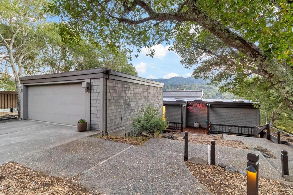 12 Hawkview Street