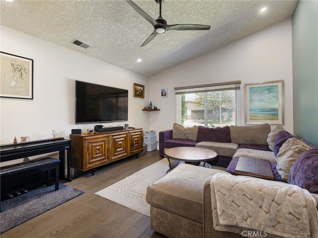709 Redwood Avenue