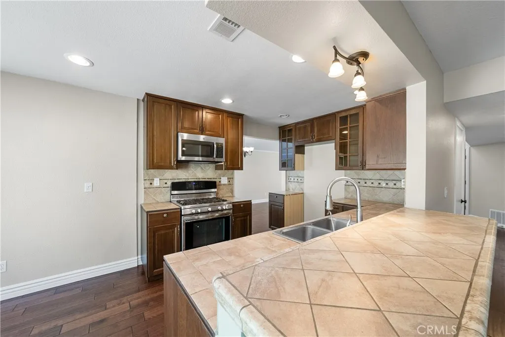 Rancho Cucamonga, California 91701, United States, 4 Bedrooms Bedrooms, ,3 BathroomsBathrooms,Residential,Active,172631